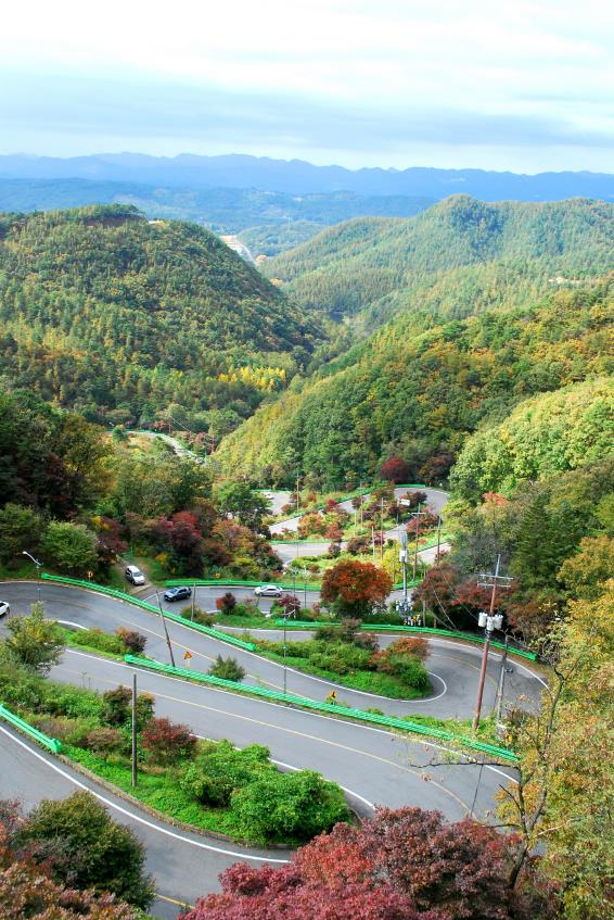 ▲ 말티재 전망대에서 바라본 말티재.ⓒ진경수 山 애호가