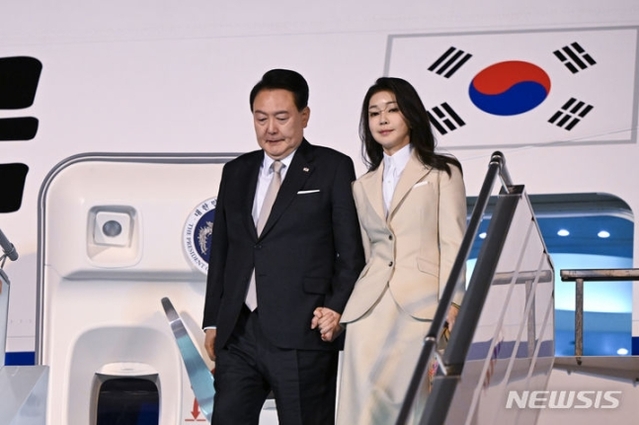 ▲ 사우디아라비아를 국빈 방문한 윤석열 대통령과 부인 김건희 여사가 21일(현지시간) 리야드 킹칼리드 국제공항에 도착해 공군1호기에서 내리고 있다. (공동취재) ⓒ뉴시스