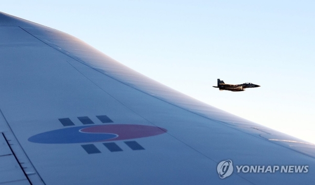 ▲ 21일(현지시간) 사우디아라비아 리야드 인근 상공에서 사우디 전투기가 사우디를 국빈 방문하는 윤석열 대통령과 부인 김건희 여사가 탄 공군 1호기를 호위 비행하고 있다. ⓒ연합뉴스