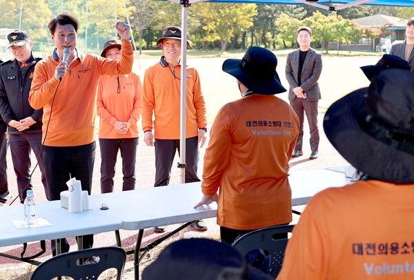 ▲ 이상래 의장이 21일제1회 의용소방대 한마음 축제에 참석, 의용소방대 권익 신장을 위해 최선을 다하겠다고 약속했다.ⓒ대전시의회