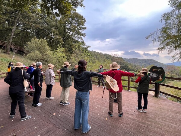 ▲ 대전 대덕구 치매안심센터가 치매 환자 가족들을 위한 인지 향상 햇살체조 등 ‘숲 힐링 프로그램’을 실시했다.ⓒ대덕구