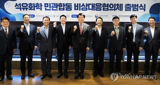 ▲ 장영진 산업통상자원부 1차관이 20일 서울 중구 코리아나호텔에서 열린 석유화학 민관합동 비상대응협의체 출범식에서 송유종 한국석유화학협회 부회장 및 주요 석유화학기업 관계자들과 기념 촬영하고 있다. ⓒ연합뉴스