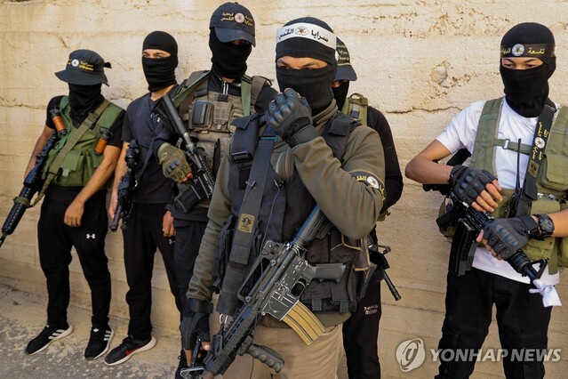 ▲ 지난 17일 요르단강 서안에 있는 제닌 인근에서 팔레스타인 무장 대원들이 이스라엘군에 의해 숨진 한 사람의 장례식에 참석하고 있다. ⓒ연합뉴스