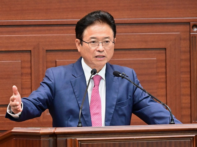 ▲ 이철우 경북도지사는 지난 20일 대구경북신공항 화물터미널 배치 논란과 관련해 도정질문 답변에서  