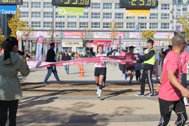 ▲ 22일 충남 천안종합운동장에서 열린 제2회 천안 이봉주 마라톤대회에 참가한 오연수씨가 1등으로 들어오고 있다.ⓒ천안시