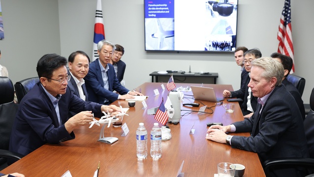 ▲ 미국의 항공·방산업체인 오버에어사를 찾은 이철우 지사는 경북의 투자유치환경을 설명했다.ⓒ경북도