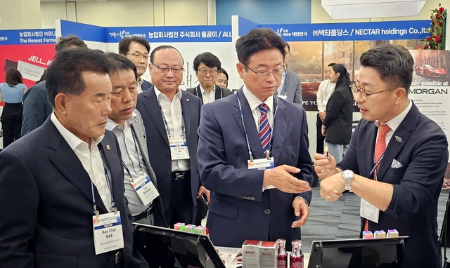 ▲ 이철우 지사와 배한철 경북도의회 의장 등은 LA 한인비즈니스대회에서 경북기업 부스를 찾아 관계자를 격려했다.ⓒ경북도