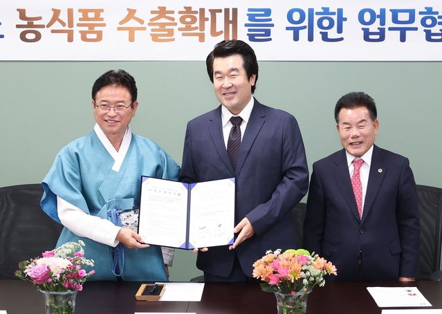 ▲ 이철우 지사(왼쪽)는 아마존 시장에 입점해 있는 푸닷(Foodot)사와 미국 내 농식품 수출확대 협약을 체결했다.ⓒ경북도