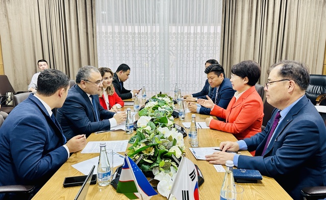 ▲ 이달희 경북도 경제부지사는 우즈베키스탄 고등교육과학혁신부 장관을 만나 지역대학 학생 유치·유학생 교류등을 논의했다.ⓒ경북도