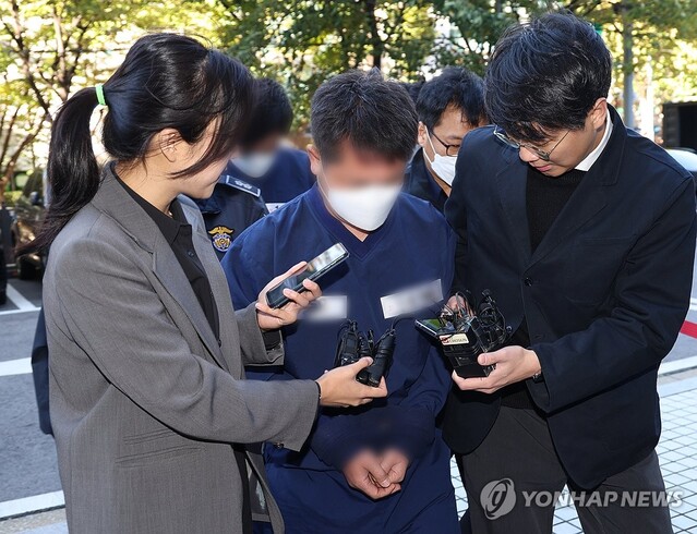 ▲ 영풍제지 불공정 거래 의혹과 관련해 시세 조종 혐의를 받는 윤모씨와 이모씨가 지난 20일 구속 전 피의자 심문을 받기 위해 서울남부지방법원에 출석하고 있다. ⓒ연합뉴스