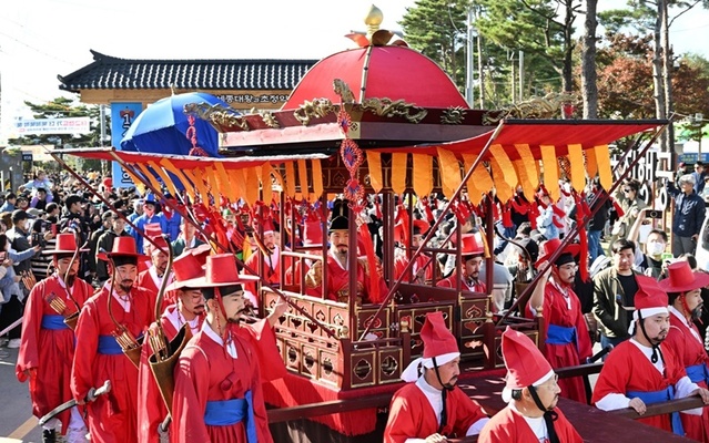 ▲ 충북 청주시 내수읍 초정행궁 일원에서 열린 제17회 세종대왕과 초정약수축제 중 어가행차.ⓒ청주시