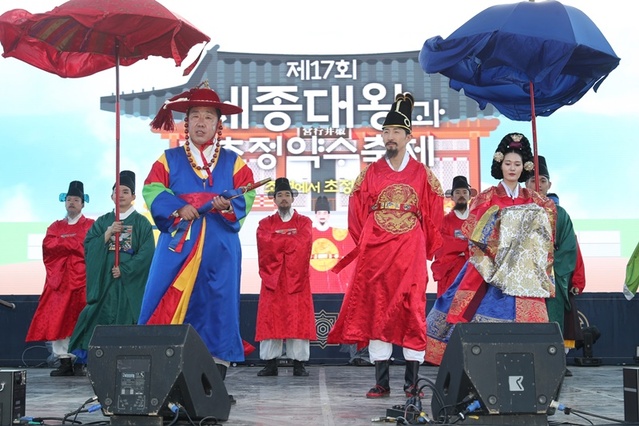 ▲ 이범석 청주시장이 20~22일 청주 초정에서 열린 세종대왕과 초정약수축제에 참가해 세종대왕과 함께 초정행궁으로 들어가고 있다.ⓒ청주시