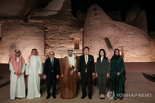 ▲ 사우디아라비아를 국빈 방문한 윤석열 대통령과 김건희 여사가 21일(현지시간) 리야드 인근에 위치한 사우디 왕국의 기원지라 할 수 있는 디리야 유적지를 방문, 파드 알사마리 디리야 개발청 이사(왼쪽 네번째 부터), 제리 인제릴로 디리야 개발청 CEO 등과 기념 촬영을 하고 있다. ⓒ연합뉴스