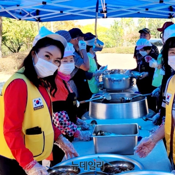 ▲ 현재 청마라이온스클럽 회원으로 활동하고 있는 이유란 대표(왼쪽)는 무료급식 봉사, 김장봉사, 어르신 이·미용 자원봉사 등 각종 봉사활동에도 여념이 없다.ⓒ뉴데일리