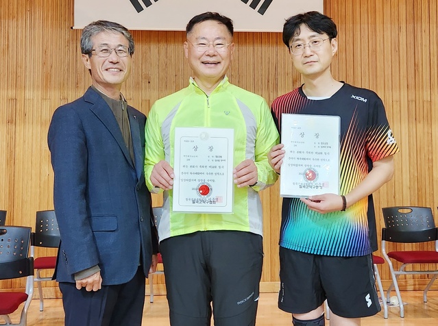 ▲ 김재욱 칠곡군수(중간)가 지난 21일 열린 ‘제14회 칠곡군수기 탁구대회’에 출전해 남녀초심부 개인 복식 3위에 올라 눈길을 끌었다.ⓒ칠곡군