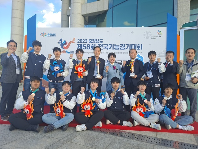 ▲ 경상북도는 고용노동부 주최 제58회 충남 전국기능경기대회에서 48개 직종 147명의 선수가 참가해 89명이 입상(금9, 은15, 동18, 우수상11, 장려상36)했으며, 전국 지자체 최초 4년 연속해서 가장 우수한 성적을 거뒀다.ⓒ경북도