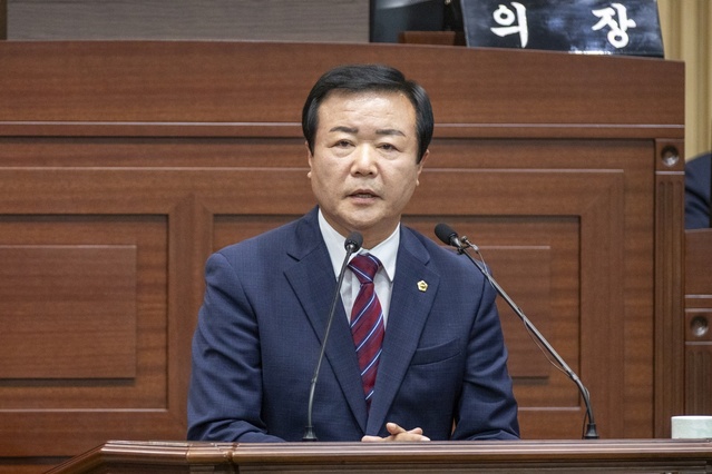 ▲ 경상북도의회 건설소방위원회 소속 박순범 의원(칠곡2, 국민의힘)은 20일 제342회 경상북도의회 임시회 제2차 본회의 도정질문을 통해 대구·경북 통합신공항 화물터미널 문제에 대한 구체적인 대책과 칠곡을 호국보훈의 도시로 조성하기 위한 정책제안 등을 선보였다.ⓒ경북도의회