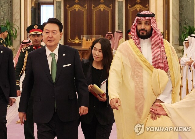 ▲ 사우디아라비아를 국빈 방문 중인 윤석열 대통령과 무함마드 빈 살만 빈 압둘아지즈 알 사우드 왕세자 겸 총리가 22일(현지시간) 리야드 야마마궁에서 열린 한·사우디 확대회담을 마친 뒤 오찬장으로 향하고 있다. 2023.10.23 [공동취재] ⓒ연합뉴스