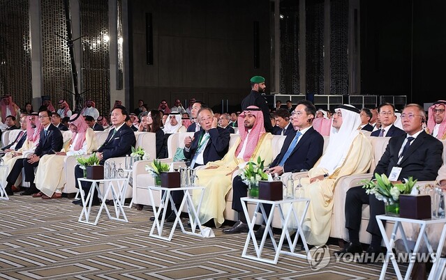 ▲ 사우디아라비아를 국빈 방문 중인 윤석열 대통령이 22일(현지시간) 리야드 페어몬트 호텔에서 열린 한·사우디 투자포럼에서 칼리드 알 팔레 사우디 투자부 장관의 환영사를 듣고 있다. 앞줄 오른쪽은 정의선 현대차 회장, 세번째는 이재용 삼성전자 회장, 다섯번째는 류진 한국경제인협회장, 그리고 방문규 산업부 장관 등이 참석했다.ⓒ연합뉴스