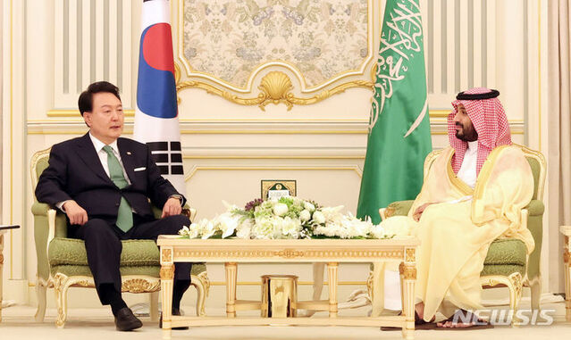 ▲ 사우디아라비아를 국빈 방문 중인 윤석열 대통령이 22일(현지시간) 리야드 야마마궁에서 무함마드 빈 살만 빈 압둘아지즈 알 사우드 왕세자 겸 총리와 한-사우디 회담을 하고 있다.ⓒ뉴시스(사진=공동취재)