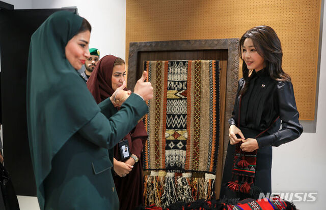 ▲ 윤석열 대통령 부인 김건희 여사가 22일(현지시간) 리야드 왕립전통예술원을 방문해 '알 사두(Al Sadu)' 장인이 만든 전통 직물 가방을 메고 있다.ⓒ뉴시스(사진=공동취재)