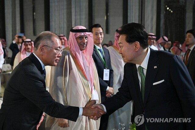 ▲ 한-사우디 투자포럼에서 윤석열 대통령과 정의선 현대차그룹 회장이 악수하는 모습 ⓒ연합뉴스