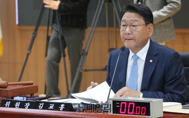 ▲ 23일 오전 충남도청에서 열린 '2023 국회 행정안전위원회 국정감사'에서 김교홍 위원장이 질의 하고 있다.ⓒ이길표 기자