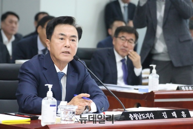 ▲ 의원들의 질의에 답변하는 김태흠 충남도지사.ⓒ이길표 기자