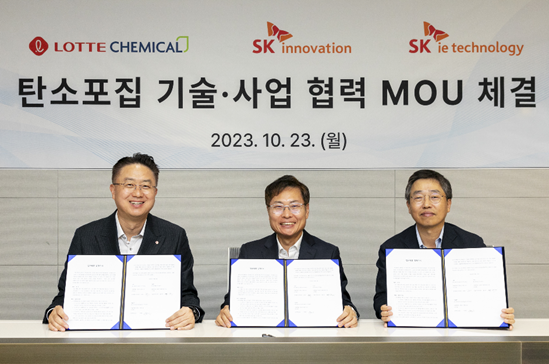 ▲ (왼쪽부터) 롯데케미칼 황민재 종합기술원장, SK이노베이션 강동수 포트폴리오 부문장, SK아이이테크놀로지 이병인 BM혁신실장ⓒ 롯데케미칼