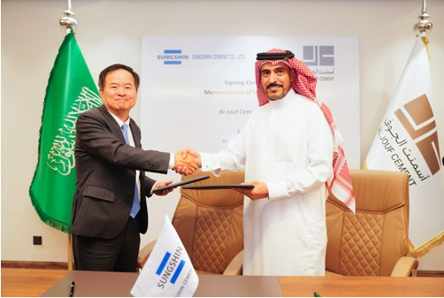 ▲ 한인호 성신양회 대표(왼쪽)와 압둘 카림 알누하예 알 주프 시멘트사 대표가 양해각서 체결 후 기념사진을 촬영하고 있다. ⓒ성신양회