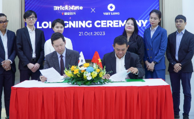 ▲ 오종수 브릭메이트 대표이사(왼쪽)와 KLC 그룹 계열 비엣롱 파이낸셜 인베스트먼트 뜨렁탄롱 대표이사가 21일 LOI를 체결 중이다. ⓒ브릭메이트