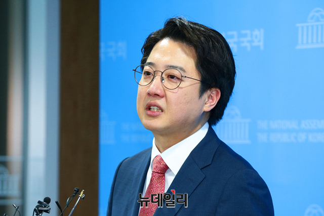 ▲ 이준석 국민의힘 전 대표가 지난 16일 오전 국회 소통관에서 현안 관련 기자회견을 마치고 기자들의 질문에 답하고 있다.ⓒ이종현 기자