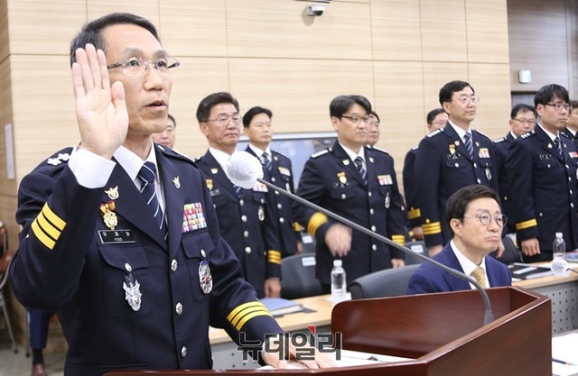 ▲ 유재성 충남경찰청장이 23일 충남경찰청에서 열린 국회 행정위원회의 국정감사에서 선서를 하고 있다.ⓒ이길표 기자