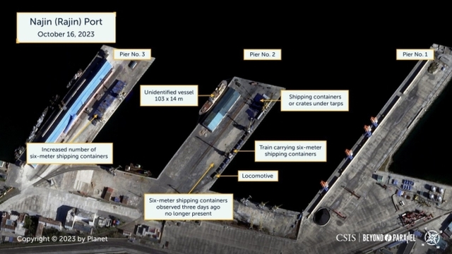 ▲ 미 싱크탱크 전략국제문제연구소(CSIS)의 북한전문매체 '분단을넘어'가 공개한 10월 16일 나진항 위성사진. 총 3개 부두 중에서 북한이 전용으로 사용하는 부두는 가운데에 있는 2번 부두다. ⓒCSIS '분단을 넘어' 홈페이지 캡처/연합뉴스