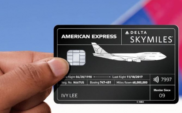 ▲ 델타 항공 폐비행기를 활용해 제작된 아메리칸 익스프레스 카드. ⓒAmerican Express