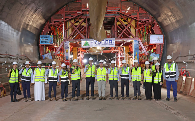 ▲ 정의선 회장이 건설 현장 임직원들을 격려하는 모습. ⓒ현대차그룹