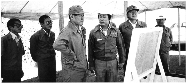 ▲ 정주영 선대회장이 사우디아라비아 주베일 산업항 건설 현장을 둘러보는 모습. ⓒ현대차그룹