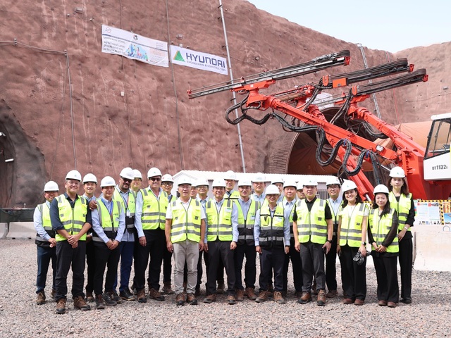 ▲ 정의선 회장이 건설 현장 임직원들과 기념 촬영을 하는 모습. ⓒ현대차그룹