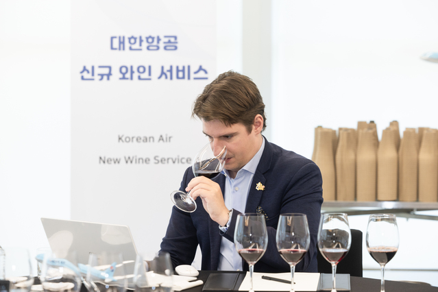 ▲ 대한항공은 지난 22일과 23일 양일간 서울시 강서구 공항동 소재 대한항공 객실승무원 훈련센터에서 퍼스트클래스 담당 객실승무원 150명을 대상으로 기내 와인 교육을 실시했다. ⓒ대한항공