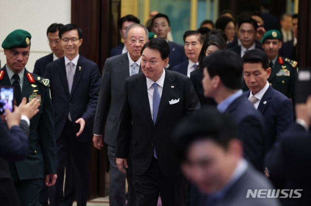 ▲ 사우디아라비아를 국빈 방문중인 윤석열 대통령이 23일(현지시간) 리야드 메리어트 호텔에서 열린 국빈 방문 동행 경제인 만찬에서 입장하며 인사하고 있다. 윤 대통령의 왼쪽 뒤는 류진 한국경제인협회장. 2023.10.24. ⓒ뉴시스