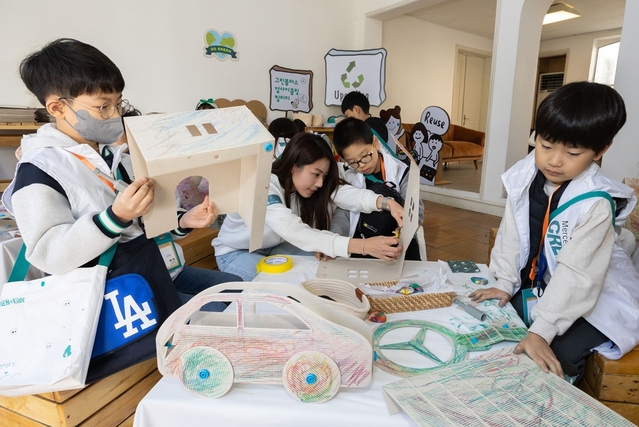 ▲ 벤츠 사회공헌위가 진행한 '그린플러스 빌리지' 체험캠프 모습. ⓒ벤츠코리아