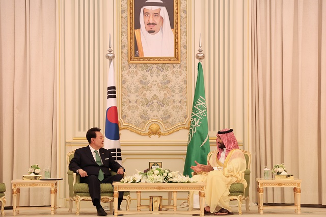 ▲ 윤석열 대통령이 지난 22일(현지시간) 사우디아라비아 리야드의 야마마궁에서 무함마드 빈 살만 왕세자 겸 총리와 한-사우디 정상회담을 갖고 있다.ⓒ대통령실 제공