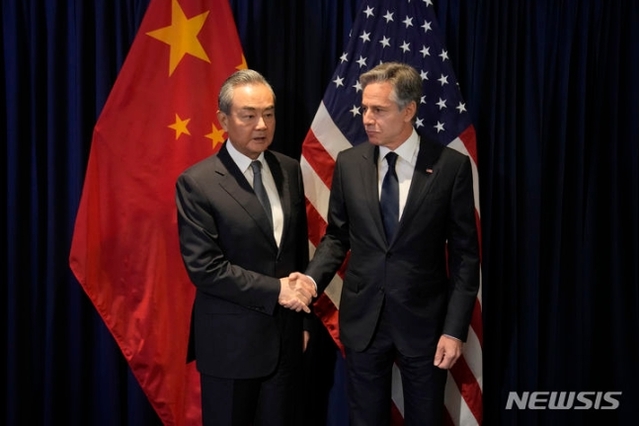 ▲ 왕이 중국 외교부장이 오는 26일부터 3일간 미국 워싱턴DC를 방문할 예정이라고 23일(현지시간) 미 국무부가 밝혔다. 사진은 토니 블링컨 미 국무장관(오른쪽)이 지난 7월13일 인도네시아 자카르타에서 열린 아세안지역안보포럼(ARF) 외교장관 회의 중 왕 부장과 만나 악수하는 모습. ⓒAP/뉴시스
