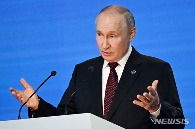 ▲ 블라디미르 푸틴 러시아 대통령이 미국이 자국과 중국 모두와 전쟁을 준비할 수는 없다고 일갈했다. 러시아는 16일(현지시간)로 우크라이나 침공 600일을 맞았다. 사진은 푸틴 대통령이 지난 5일(현지시간) 러시아 소치에서 열린 연례 발다이 국제토론클럽에서 연설하는 모습. ⓒAP/뉴시스