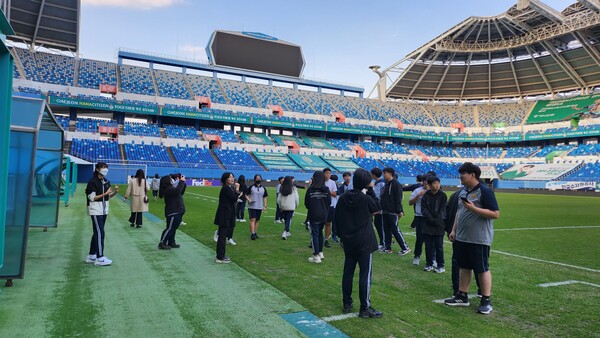 ▲ 23일 대전 중학생 40명을 대상으로 교육복지우선지원사업의 일환으로 ‘대전월드컵경기장 투어 프로그램'을 진행중이다.ⓒ대전교육청