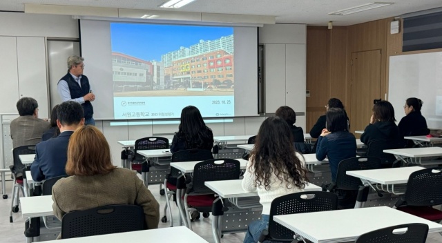 ▲ 도교육청 관계자가 근로자와 함께 위험성 평가 결과를 공유하고 있다. ⓒ경기도교육청 제공