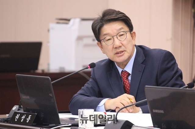 ▲ 권성동 의원이 질의하고 있다.ⓒ이길표 기자