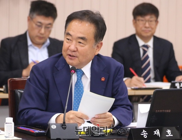 ▲ 송재호 의원이 강원도의 재정에 대해 질의하고 있다.ⓒ이길표 기자
