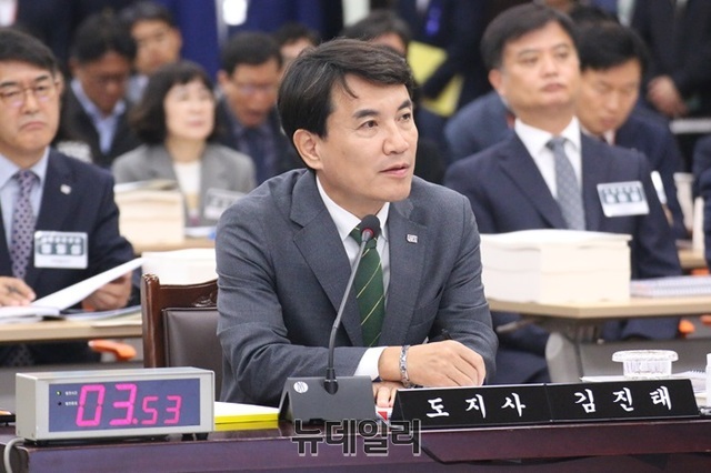 ▲ 김진태 지사가 의원들의 질의에 답변하고 있다.ⓒ이길표 기자