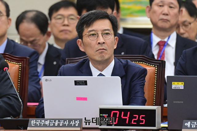 ▲ 최준우 한국주택금융공사 사장이 24일 국회에서 열린 정무위원회의 예금보험공사 등에 대한 국정감사에 출석해 의원들의 질문을 듣고 있다.ⓒ이종현 뉴데일리 기자